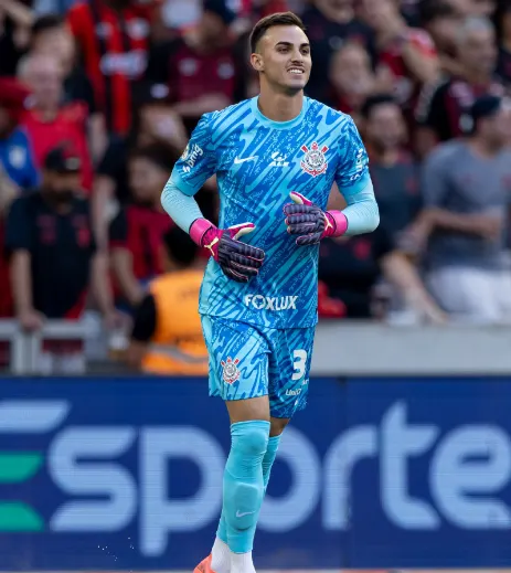 Matheus Donelli foi uma boa notícia. O goleiro não falhou no gol do Furacão e evitou que o Timão sofresse mais