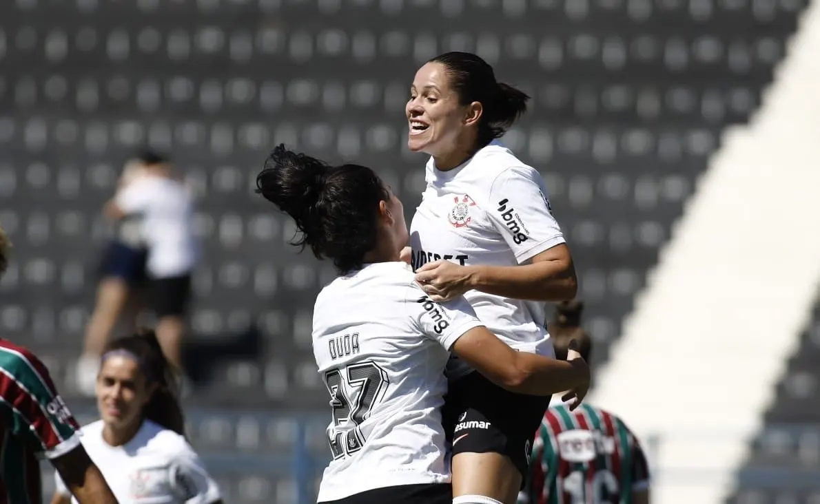 Corinthians domina Fluminense e mantém invencibilidade no Brasileiro feminino.