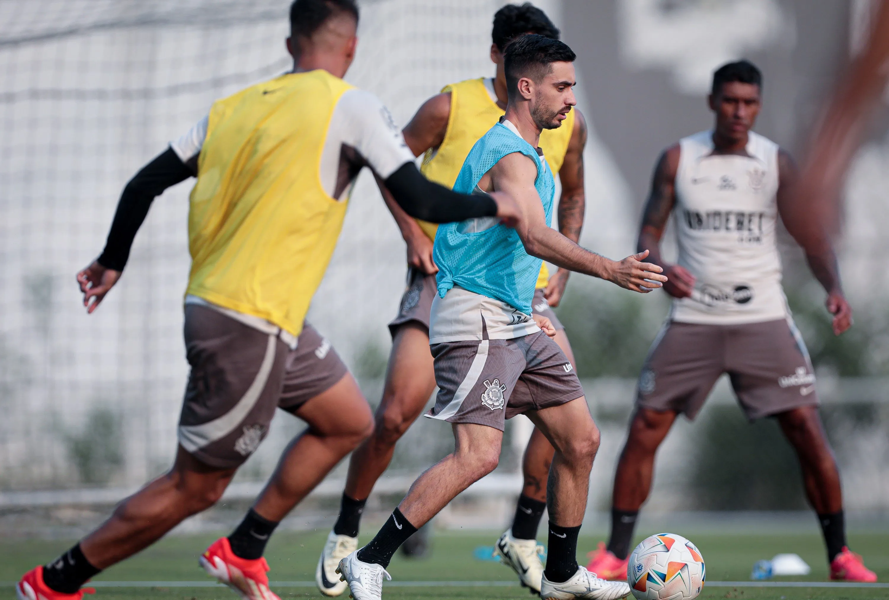 Retorno de Coronado impulsiona Corinthians nos treinos após estreia na Sul-Americana.