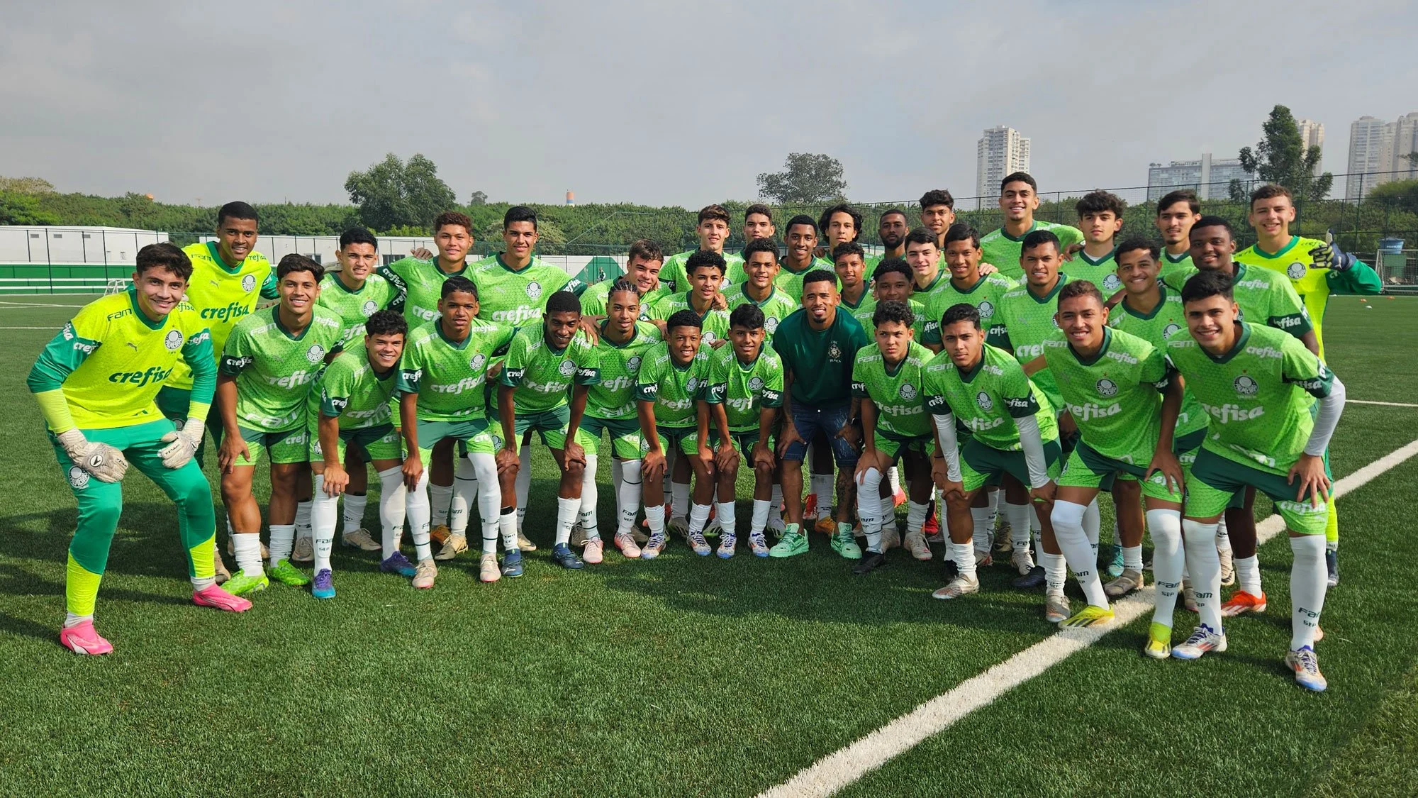 Gabriel Jesus Visita CT da Base do Palmeiras Durante Férias no Brasil