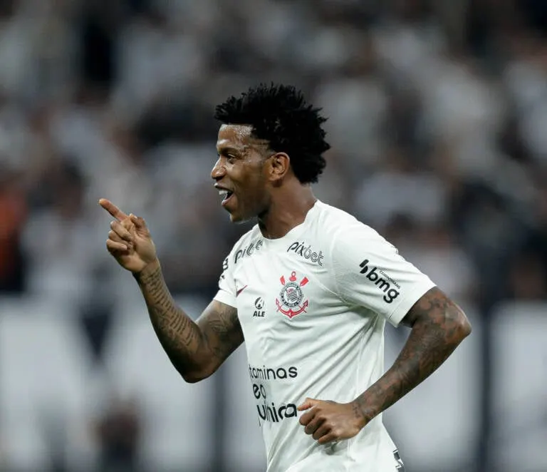 Com gol contra Estudiantes, Gil entre para top-5 de zagueiros artilheiros da história do Corinthians