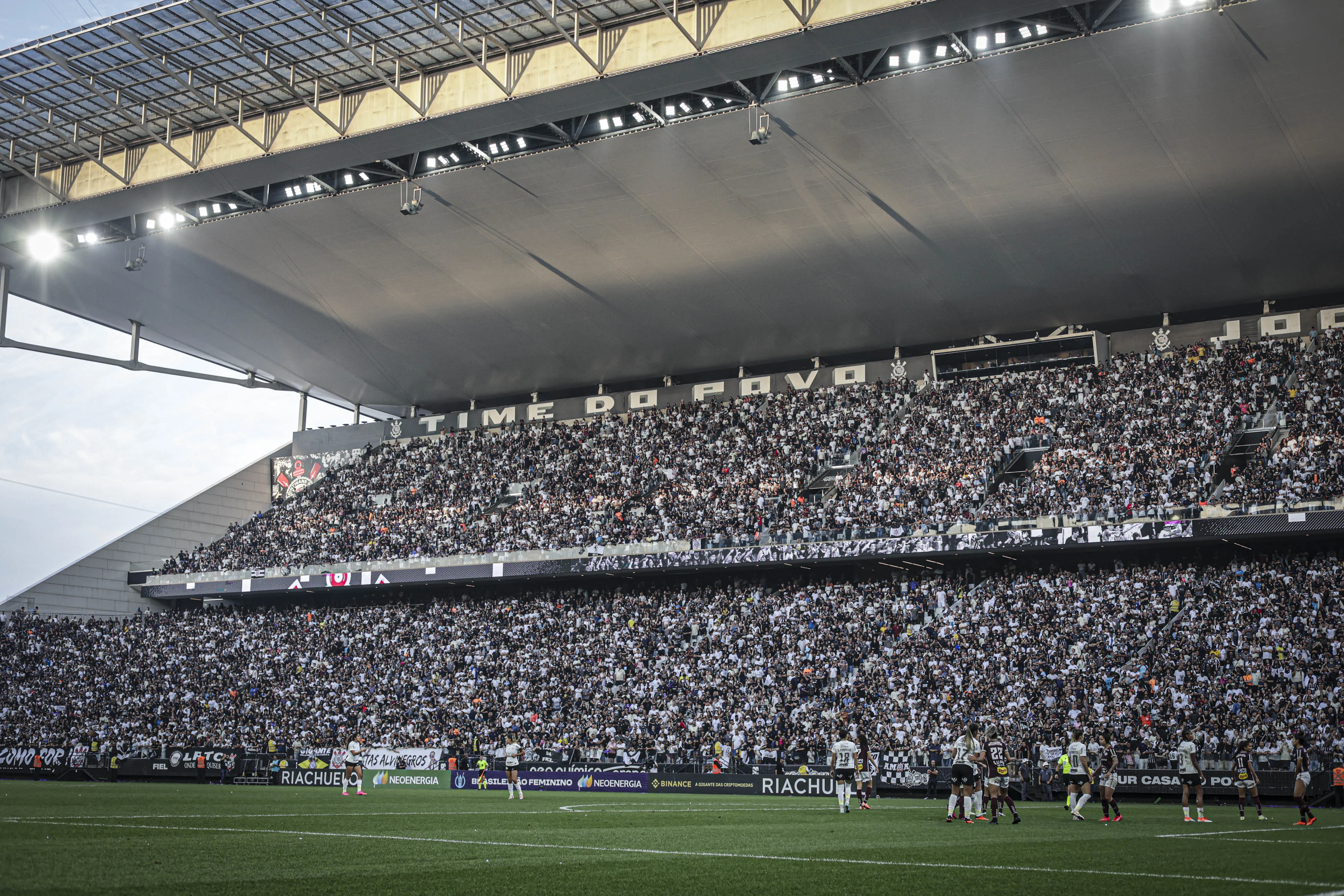 Duda Sampaio, do Corinthians, festeja recorde de público: 