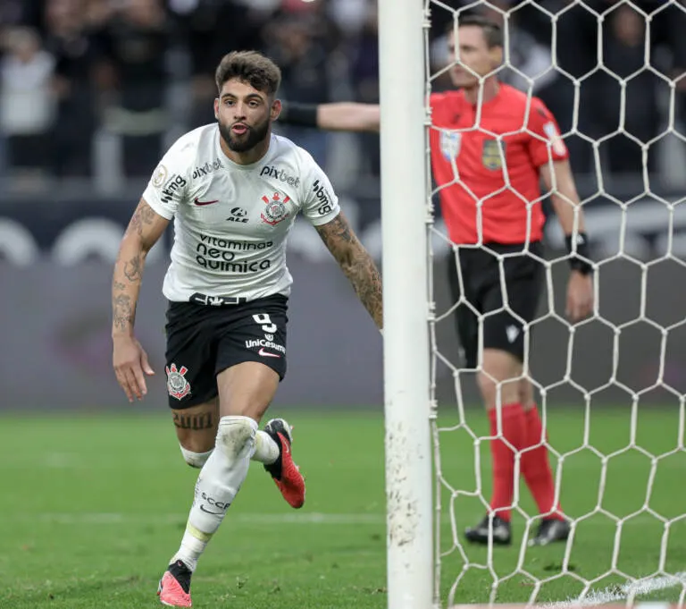 Yuri iguala Renato Augusto e se coloca entre os cinco maiores artilheiros do Corinthians na Arena