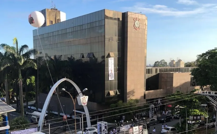 Pichação no Muro do Parque São Jorge Após Derrota do Corinthians.