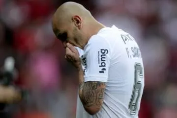 Nas redes sociais, Corinthians faz uma série de homenagens a Fábio Santos