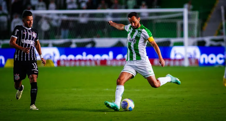 Maycon retorna de lesão, mas sente joelho em derrota do Corinthians para Juventude.