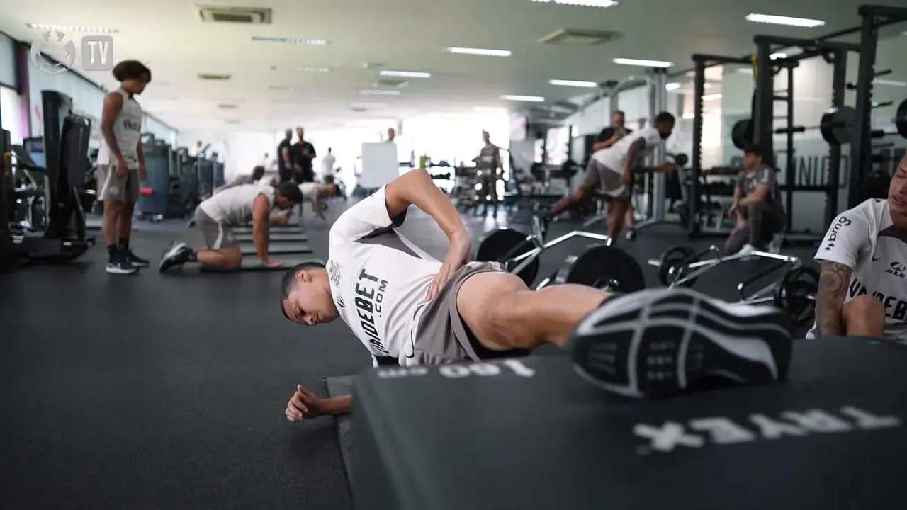 Corinthians se prepara intensamente na academia do CT Joaquim Grava