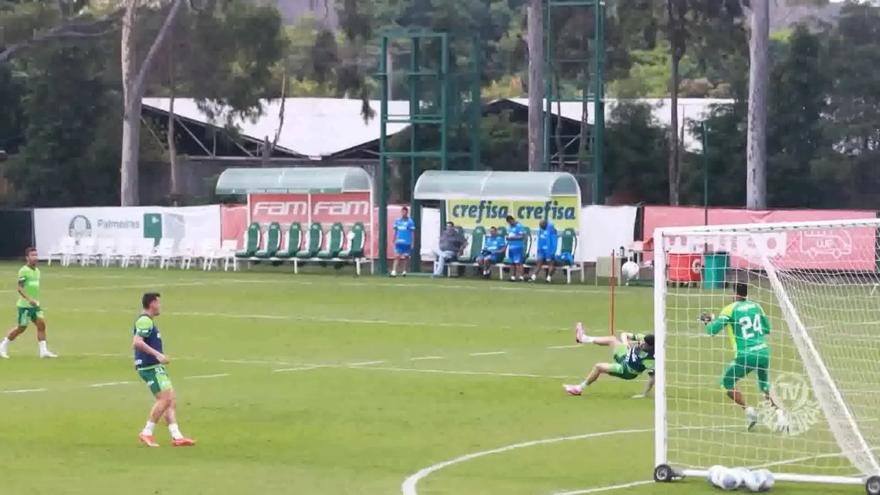 Dudu volta aos treinos no Palmeiras após reapresentação no campo.