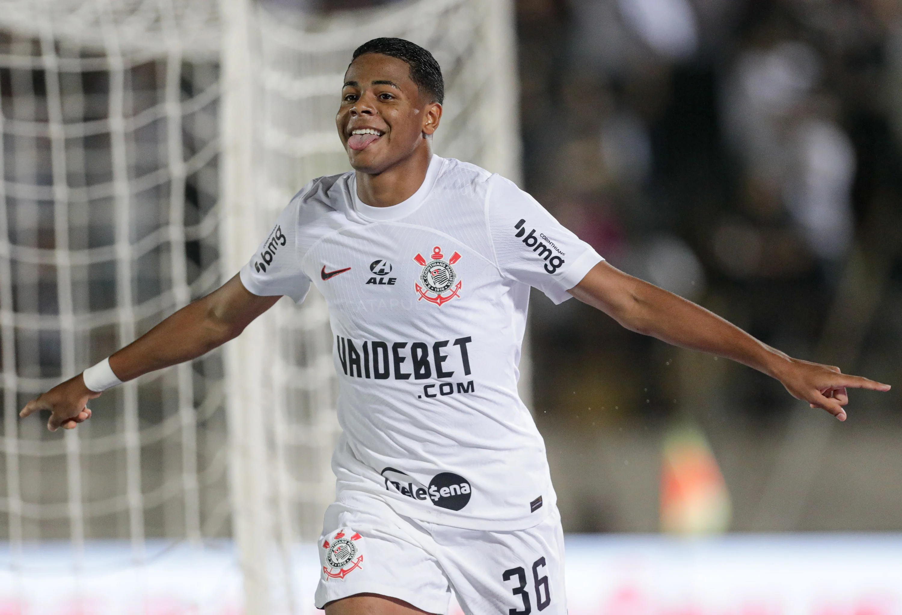 Wesley atinge marca de 50 jogos pelo Corinthians em vitória sobre o Santo André