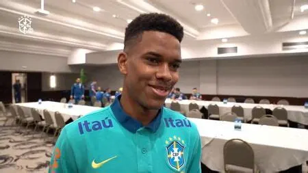 Estêvão comenta experiência de trote na Seleção Brasileira após retorno ao Palmeiras