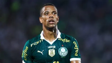 Caio Paulista mira recorde de jogos consecutivos como titular no Palmeiras