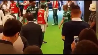 Nova versão do vídeo mostra Clayson sendo atingido no começo da confusão