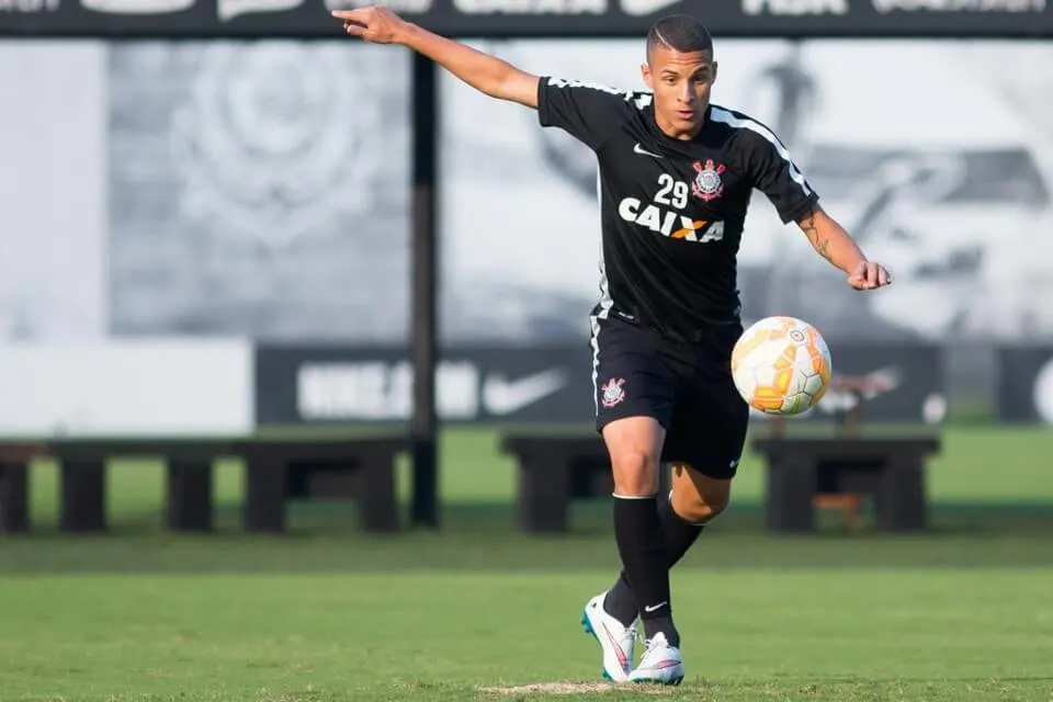 Guilherme Arana destaca rendimento defensivo do Timão na temporada