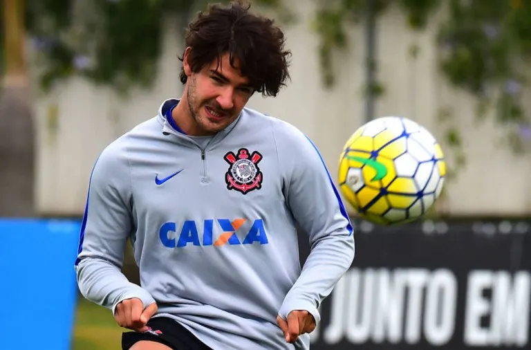 Pato pode se encarregar das cobranças de falta do Corinthians