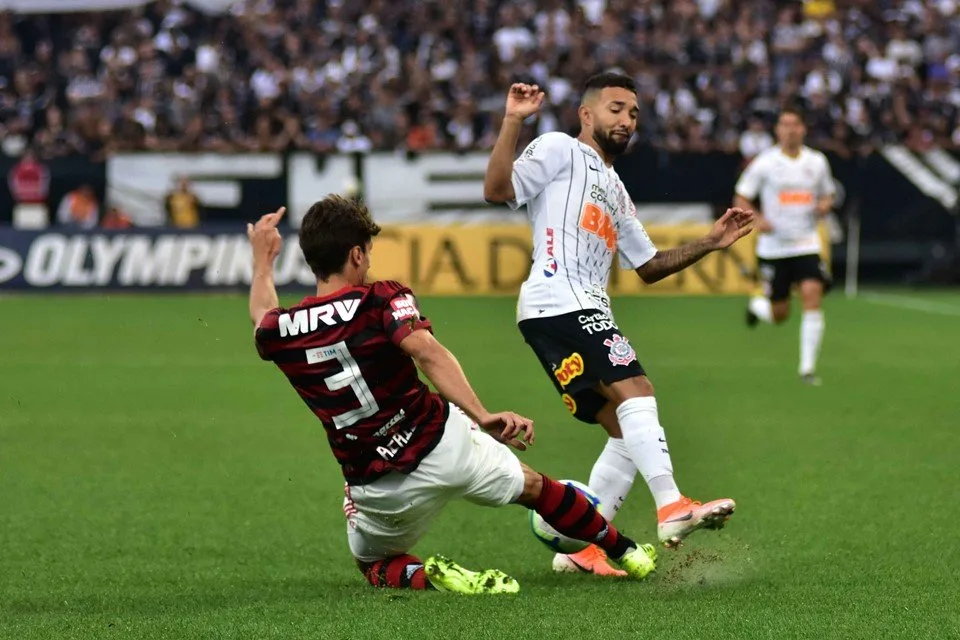 Corinthians leva gol no final e fica no empate contra o Flamengo pelo Brasileirão