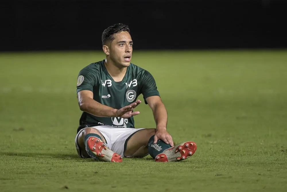 Destaque do Goiás, meia Léo Sena negocia com o Palmeiras