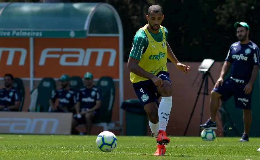 Com Vitor Hugo retornando aos treinos, zagueiro deve ser confirmado para próxima partida