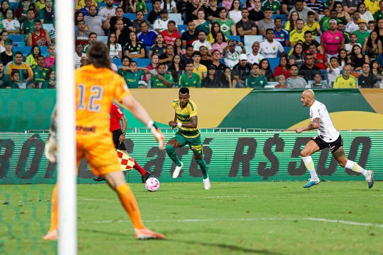 Romero marca, Corinthians supera Cuiabá em jogo tenso e se afasta do Z-4 no Brasileirão