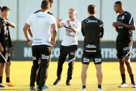 Sem reforços até agora, Sylvinho projeta Corinthians 