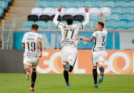 Jô celebra gol da vitória do Corinthians e projeta melhora do time: 'É seguir nessa caminhada'