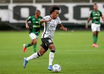 Sylvinho comenta posicionamento de Willian na reestreia pelo Corinthians