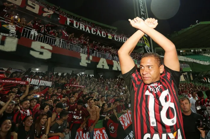 Atacante ex-Athletico revela sonho de vestir a camisa do Corinthians: 