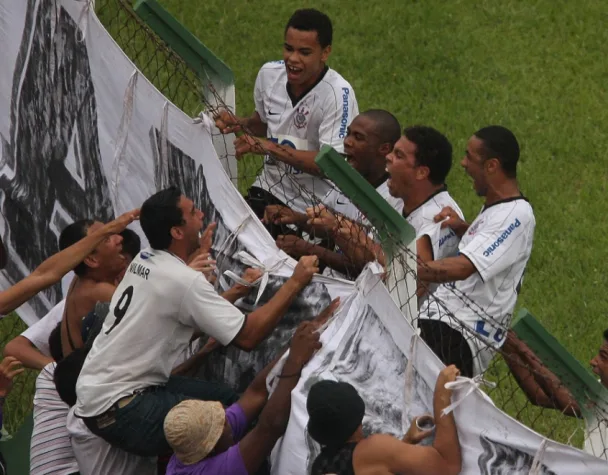 #AniversárioFenomenal: Relembre o primeiro gol de Ronaldo pelo Corinthians