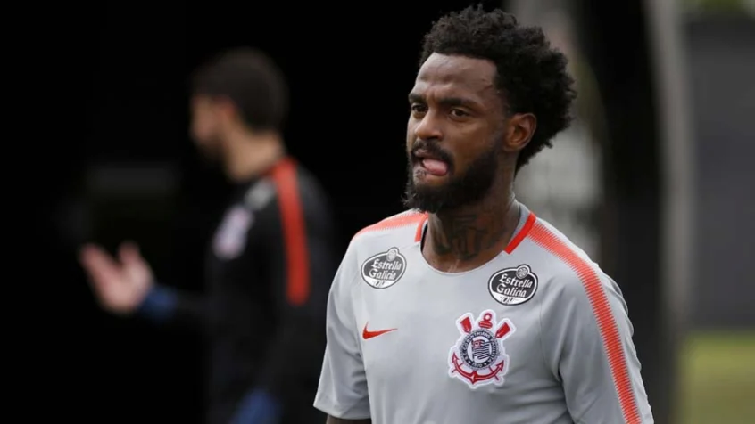 Tiago Nunes diz que volante não está nos planos e Corinthians busca novo destino para o jogador