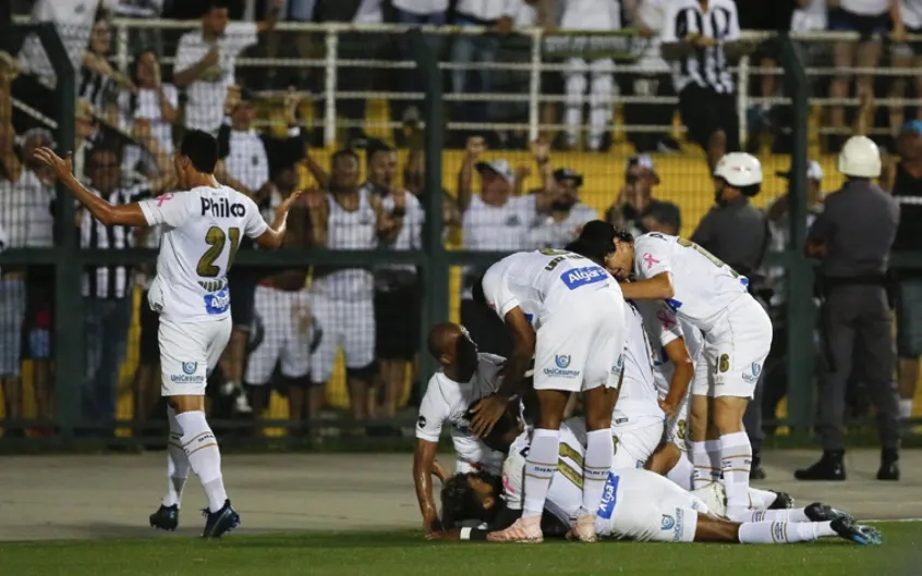 Santos derrota o Corinthians no Paca e liga alerta no Coringão