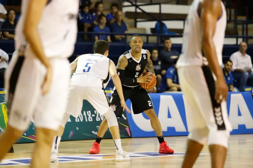 Corinthians vence e quebra invencibilidade do Pinheiros no NBB