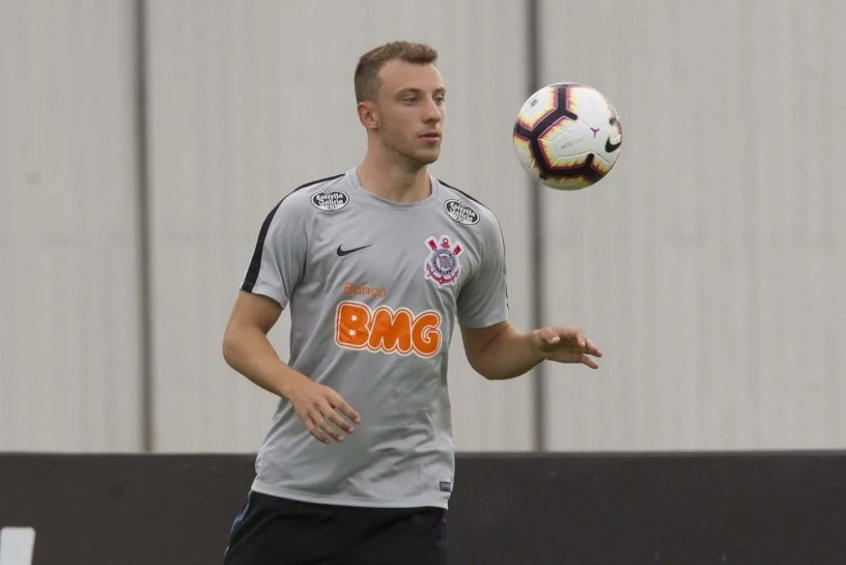 Carlos Augusto fala em motivação extra no Corinthians após parada