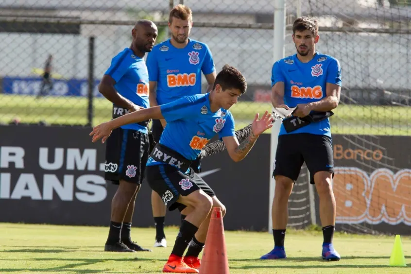 Na história do Timão, Méndez se torna quinto zagueiro uruguaio do clube