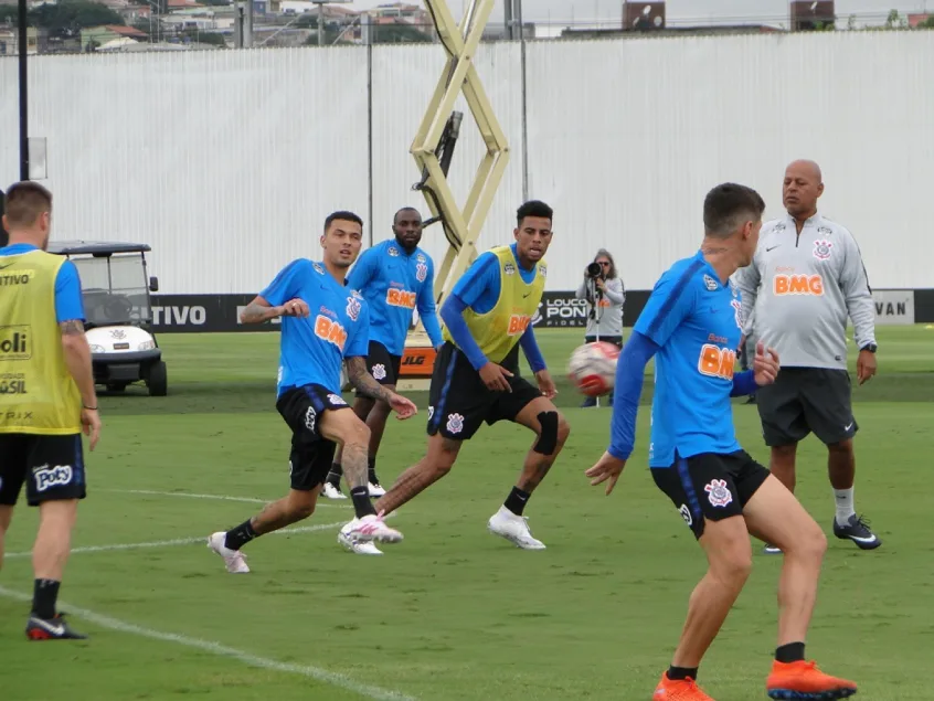 Com presença de Gustavo e ausência de Boselli, Timão faz penúltimo treino