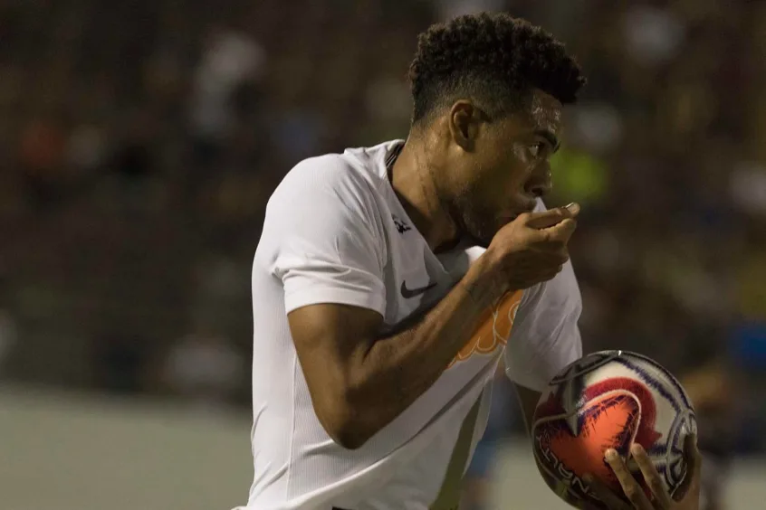 Gustagol volta e deve ganhar sequência como titular do Corinthians