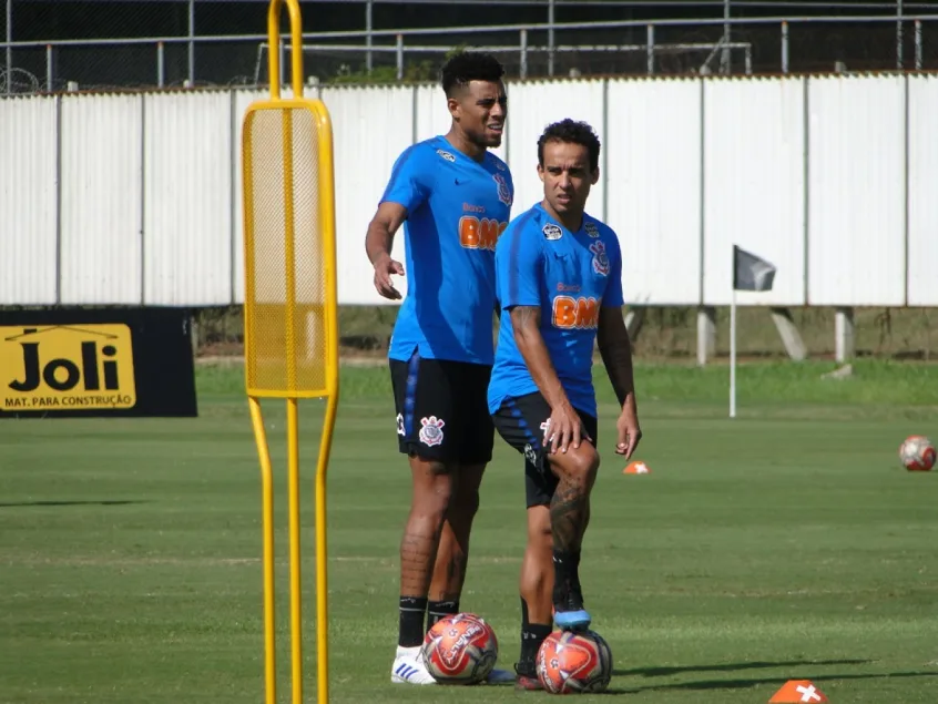 Avelar não treina; Corinthians fecha parte tática de atividade no CT