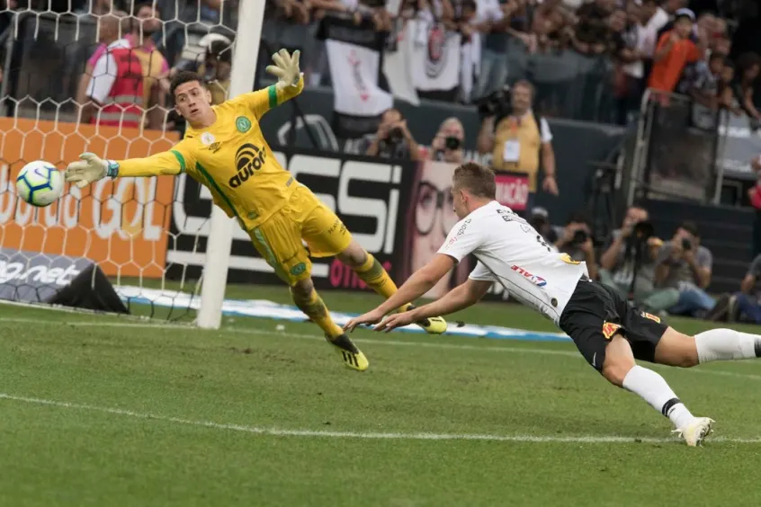 Carlos Augusto tem nova chance no Corinthians e tenta dar volta por cima