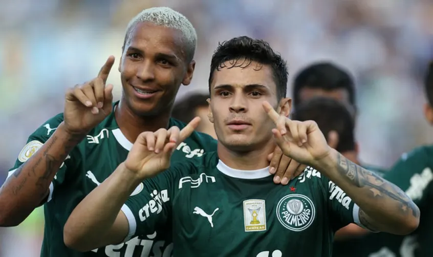 Raphael Veiga e Deyverson estão confirmados em exposição das taças da Libertadores do Palmeiras