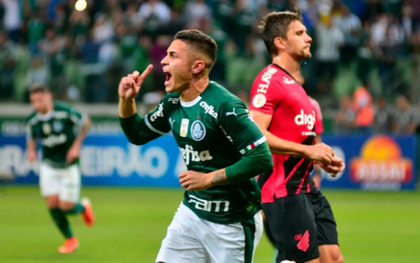 [COMENTE] VAI OU FICA: Qual é o melhor desfecho para Raphael Veiga no Palmeiras?