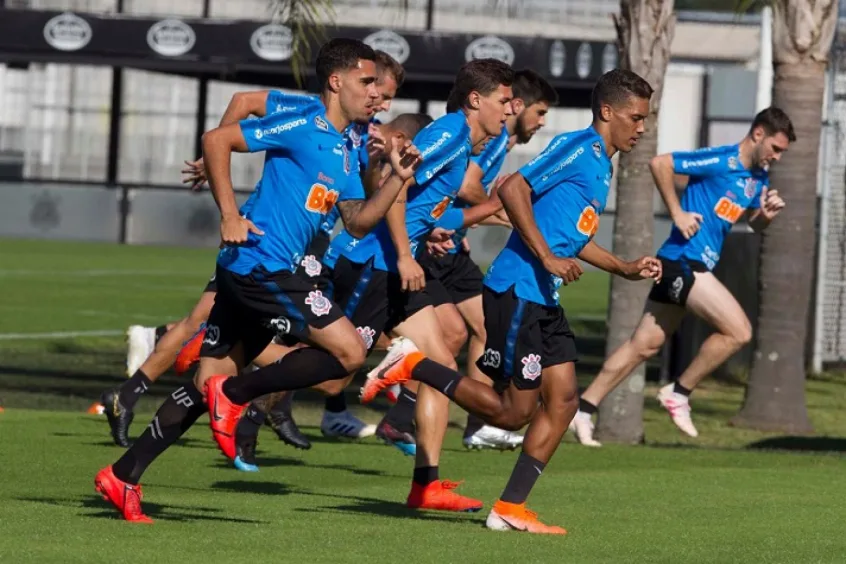 Timão treina em campo; Clayson e Everaldo fazem fortalecimento