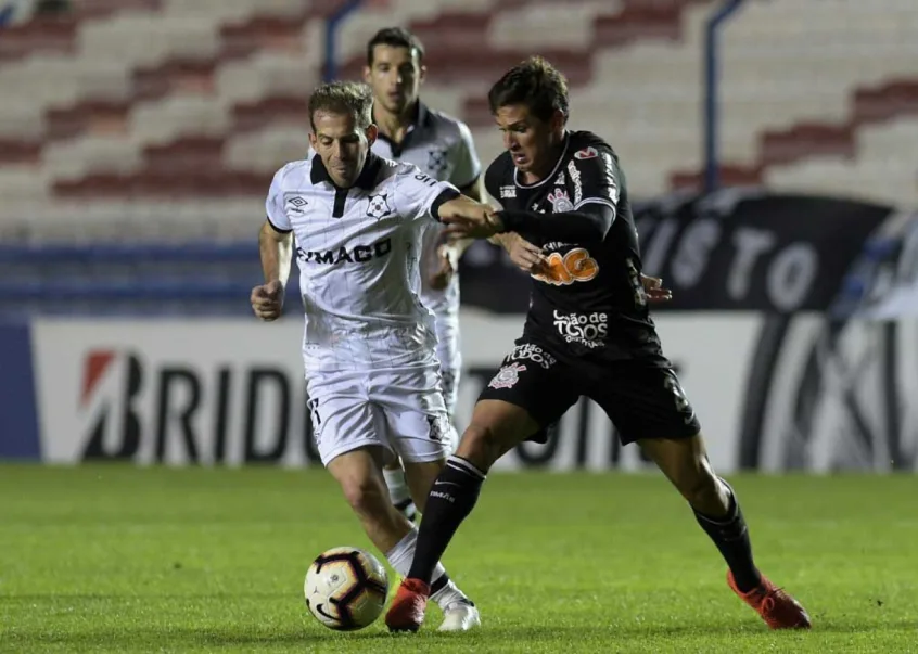 Carille ganha 'dor de cabeça' para escalar o Corinthians no Derby 