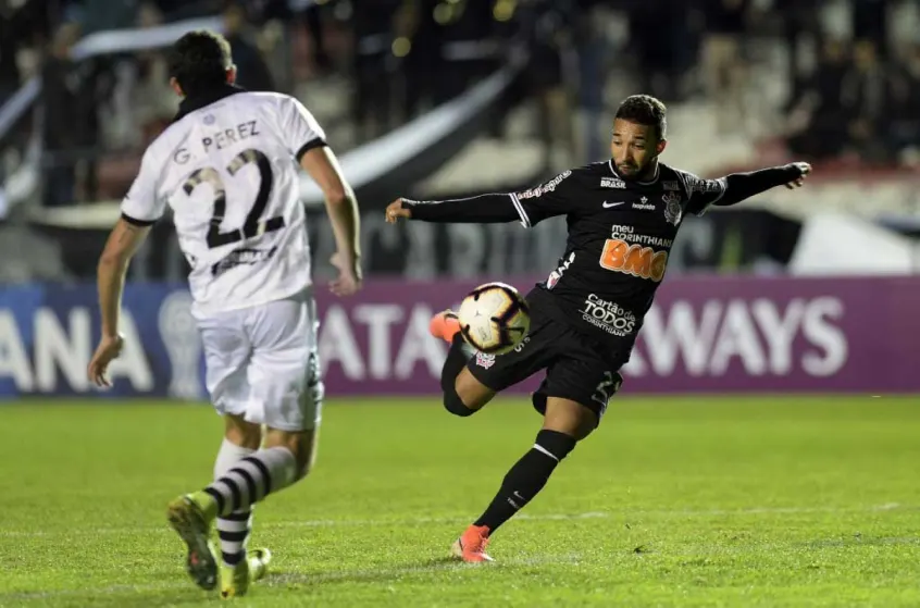 Corinthians acerta venda do atacante Clayson ao Bahia
