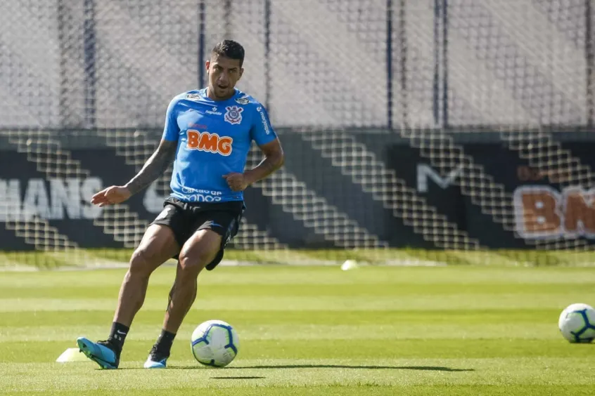 Corinthians retorna aos treinos de olho no Inter; Ralf inicia transição