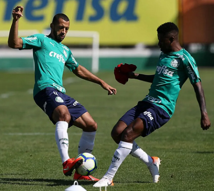 Ramires treina com elenco e avança por retorno ao Palmeiras