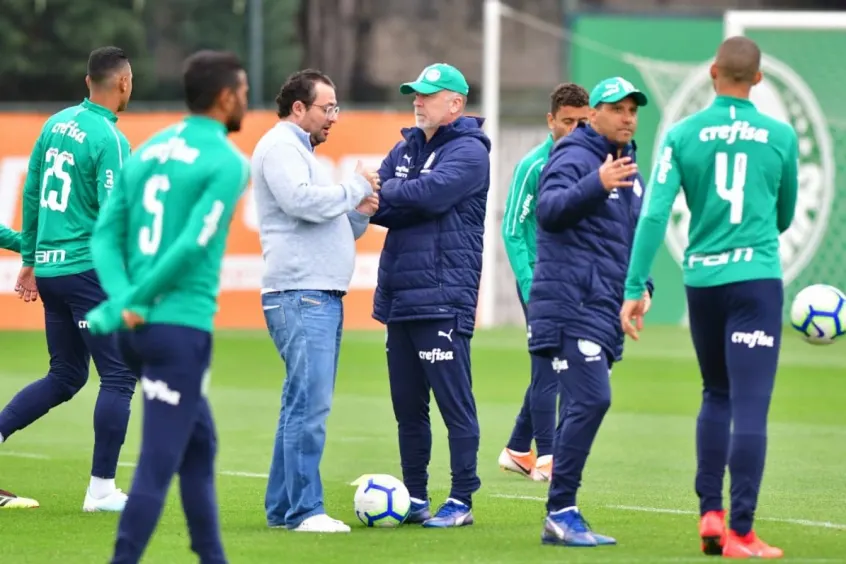 Mano Menezes comanda último treino antes de enfrentar o Goiás