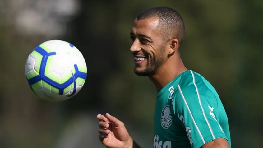 Vitor Hugo vê evolução no Palmeiras, elogia Mano e espera dias melhores no clube