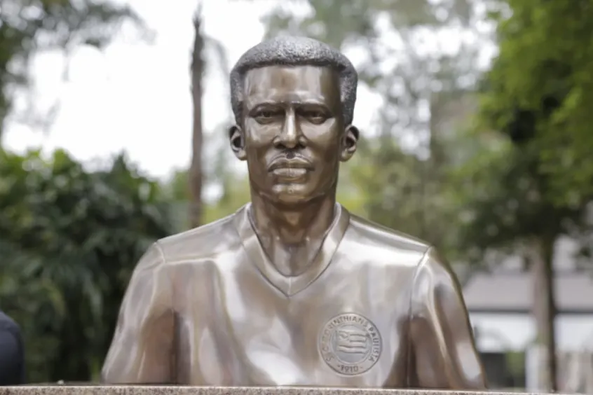 Corinthians ergue busto de Telesco no Parque São Jorge