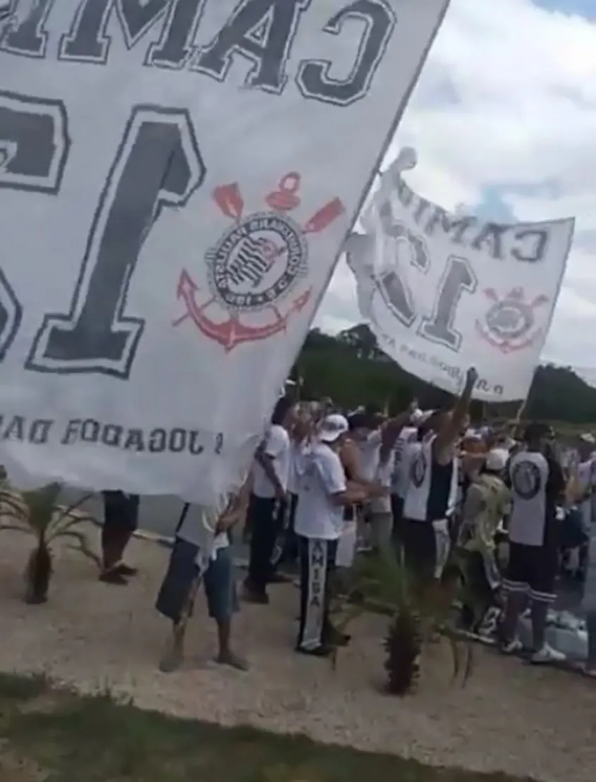 Torcedores do Corinthians protestam em último treino do Timão antes de encarar o Flamengo, no Rio