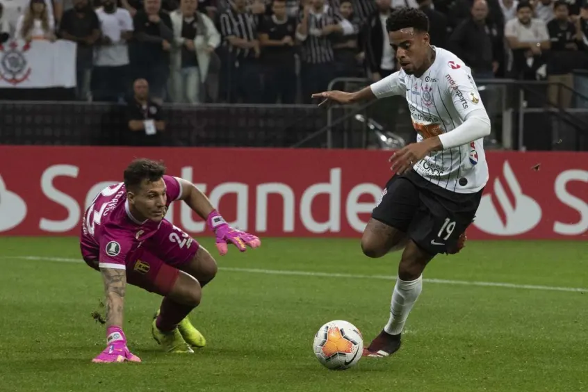 Entenda por que o Corinthians optou em liberar o atacante Gustagol 