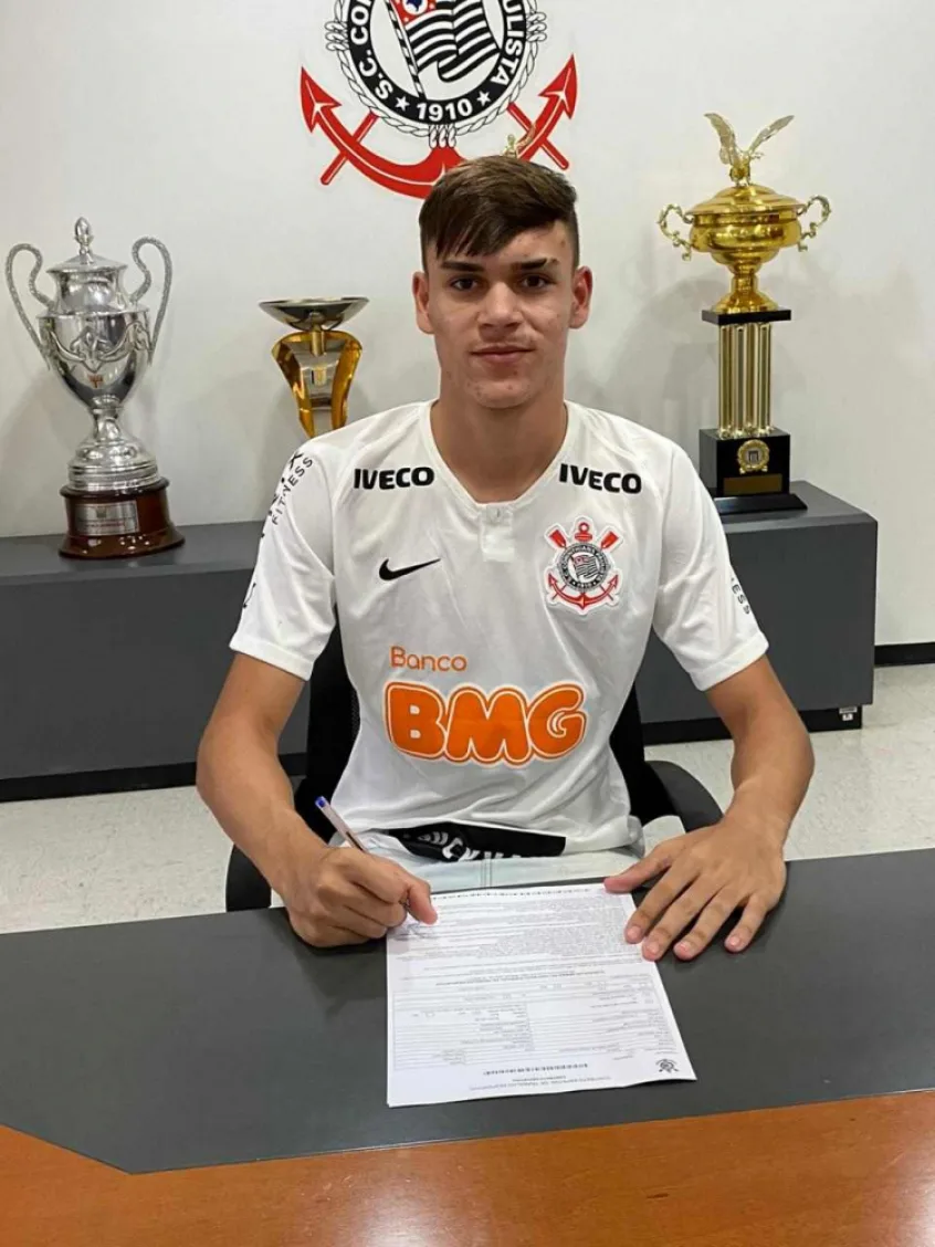 Corinthians assina contrato com zagueiro de 16 anos e 1,93m 