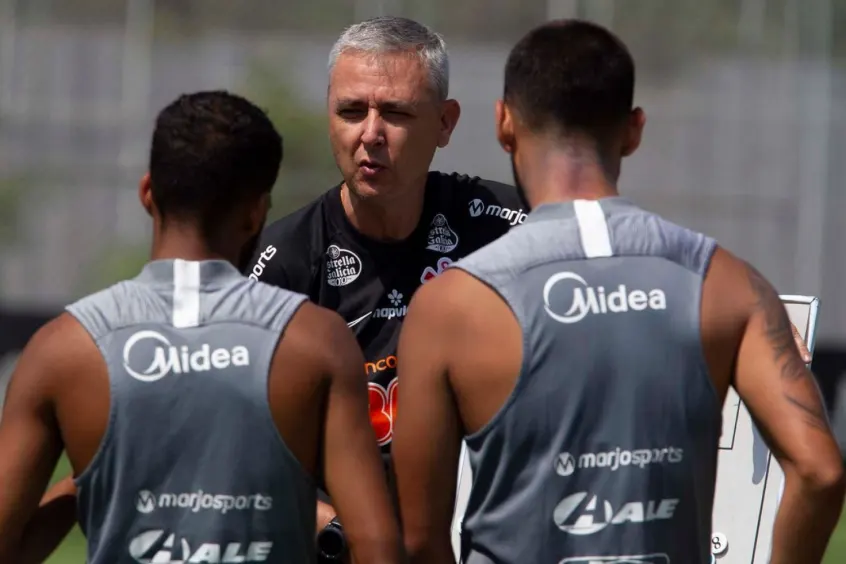 Tiago Nunes convoca atletas do sub-20 e sub-23 para treino no CT